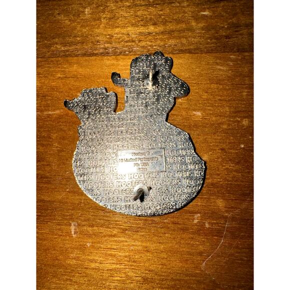 2 Hooters holiday Pins Christmas Happy holidays and Valentines - Picture 3 of 8